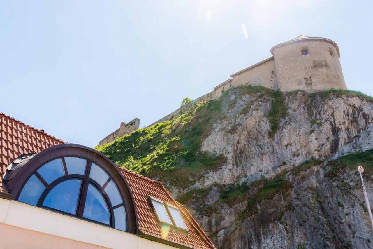 Lovely 4-Bedroom Flat In Historical Center With Stunning View Trenčín Exteriör bild