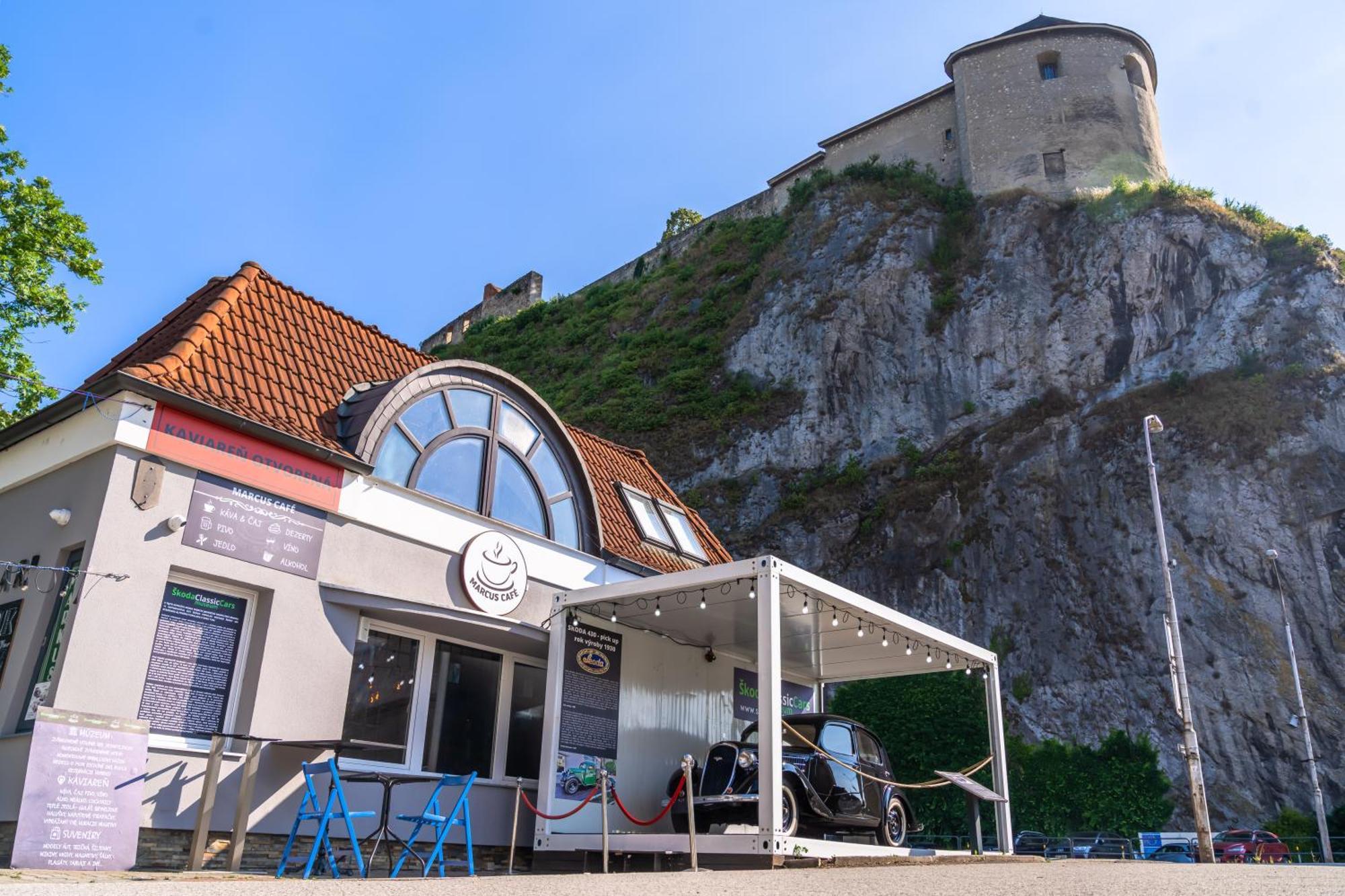 Lovely 4-Bedroom Flat In Historical Center With Stunning View Trenčín Exteriör bild